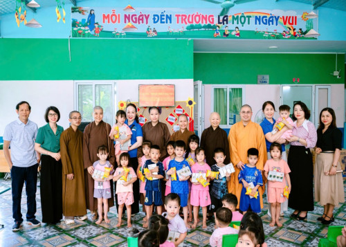 Ban Từ thiện xã hội Phật giáo tỉnh phối hợp Ủy ban MTTQ tỉnh trao hỗ trợ nhà đại đoàn kết và giếng nước sạch